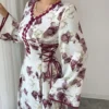 yasmyna فستان نسائي بطبعة زهرية وياقة على شكل حرف v وربطة خصر بأسلوب عربي 3