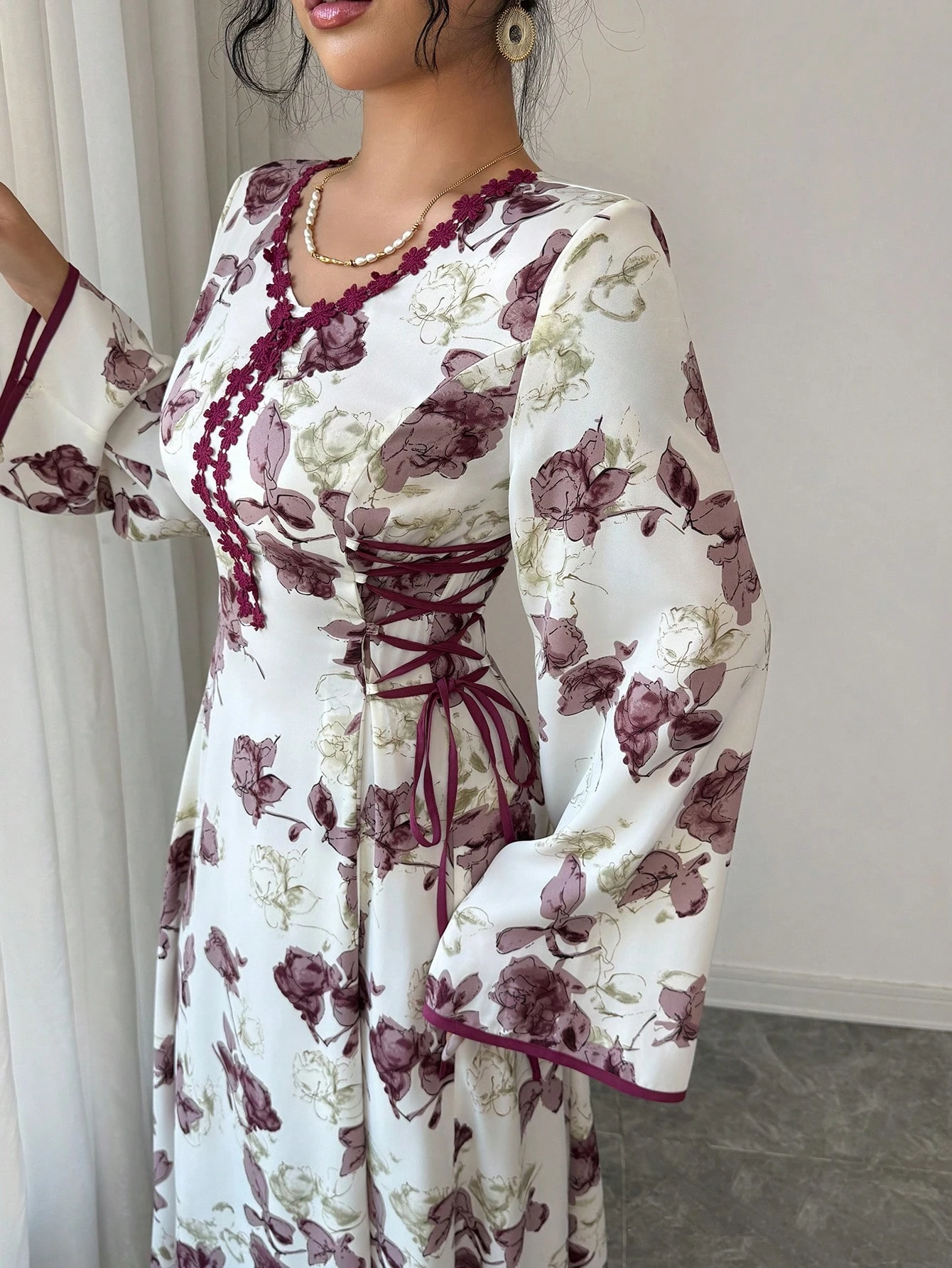 yasmyna فستان نسائي بطبعة زهرية وياقة على شكل حرف v وربطة خصر بأسلوب عربي 3