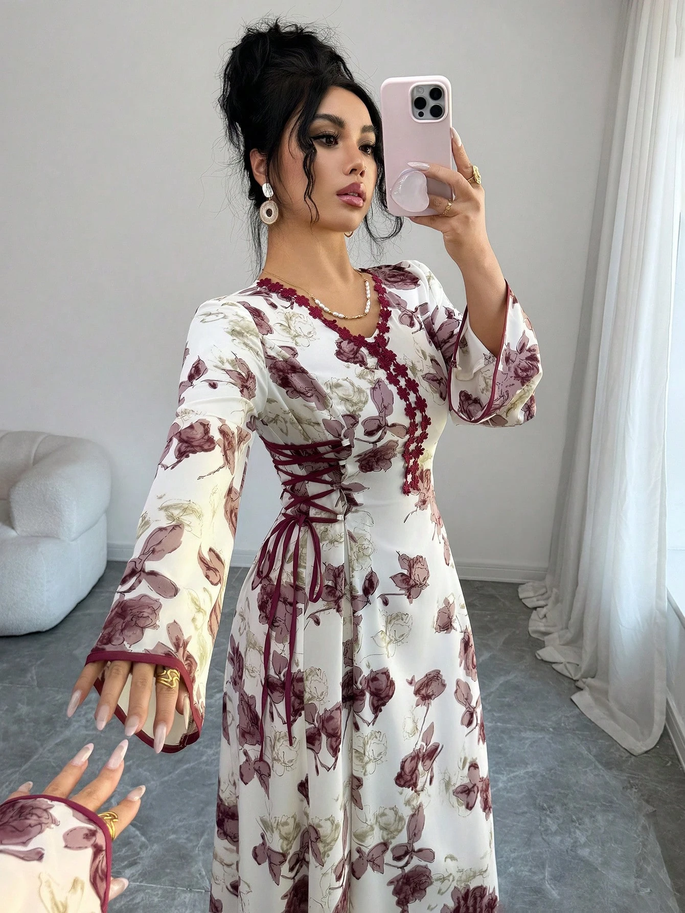 yasmyna فستان نسائي بطبعة زهرية وياقة على شكل حرف v وربطة خصر بأسلوب عربي 7