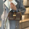حقيبة يد نسائية، حقيبة كبيرة السعة بطراز قديم، حقيبة كروس بودي فاخرة من البولي يوريثان، حقيبة يد كلاسيكية وحقيبة كتف عادية للنساء 7