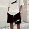 طقم رجالي كاجوال مطبوع، ملابس علوية بأكمام قصيرة بيضاء مقترنة بشورت أسود، بتصميم نمط حيوان للركض، أنيق ومريح، يشع أسلوب الشارع الصيفي