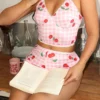 shein طقم بيجامة نسائية بطبعة مربعات كاروهات الكرز بدون أكمام وشورت 3