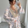 yasmyna فستان نسائي بياقة على شكل حرف v وأكمام طويلة، مطرز بترتر وطباعة ملونة فضفاض، أنيق وأنثوي بطراز عربي رومانسي yasmyna فستان نسائي بياقة على شكل حرف v وأكمام طويلة، مطرز بترتر وطباعة ملونة فضفاض، أنيق وأنثوي بطراز عربي رومانسي
