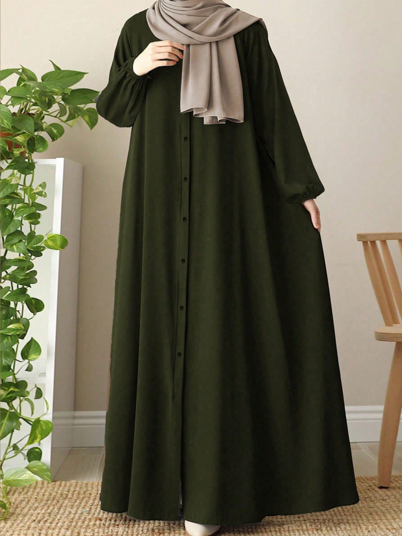 عباءة أنيقة بأسلوب عربي ذات لون أحادي، أكمام فانوس طويلة فضفاضة مريحة، باللون الأسود للربيع 2