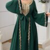 al najma فستان كاجوال للسفر والحفلات بطراز عربي، مزين بطبعات مطرزة على الياقة وبخصر مربوط بعقدة 7