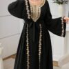 al najma فستان كاجوال للسفر والحفلات بطراز عربي، مزين بطبعات مطرزة على الياقة وبخصر مربوط بعقدة al najma فستان كاجوال للسفر والحفلات بطراز عربي، مزين بطبعات مطرزة على الياقة وبخصر مربوط بعقدة