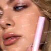 sheglam عصا ظلال العيون الكريستالية متعددة الاستخدامات بلون فضي لامع لامع يدوم طويلاً وذو صبغة عالية علامة تجارية جمال مكياج ميكب مستحضرات تجميل للنساء الفتيات مثالي لفصل الصيف الربيع مثالي ل y2k أزياء أنيقة عيد الأم هدية حفلة جاهز أفضل لون 18