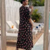 shein lady curve فستان كاجوال قصير الأكمام بياقة على شكل حرف v مزخرف بالزهور للمرأة ذات الحجم الكبير 2