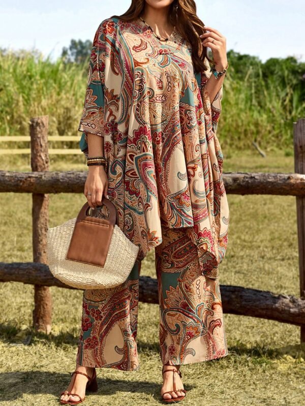 emery rose مجموعة قطعتين كاجوال للعطلات، ملابس علوية بأكمام خفافيش مطبوعة بطبعة البيزلي وبنطلون مقاس كبير 2