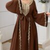 al najma فستان كاجوال للسفر والحفلات بطراز عربي، مزين بطبعات مطرزة على الياقة وبخصر مربوط بعقدة 1