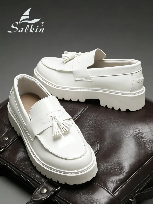 salkin أحذية لوفرز رجالية بتصميم أنيق مع شرابات، أحذية اجتماعية للرجل الأنيق، من جلد لامع ناعم ومريح، باللون الأبيض اللؤلؤي، للارتداء اليومي الكاجوال، طراز طالب العودة إلى المدرسة، مع نعل سميك لزيادة الارتفاع، أحذية رسمية للأعمال، مناسبة للمكتب والحفلات و 8