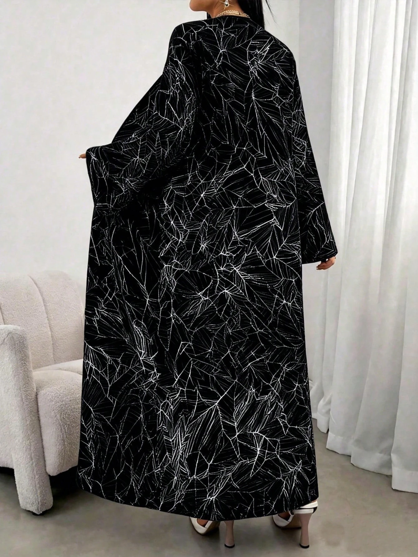 عباءة أنيقة طويلة الأكمام من الجاكار ملابس خارجية للنساء في الصيف للعطلات باللون الأسود للربيع 7