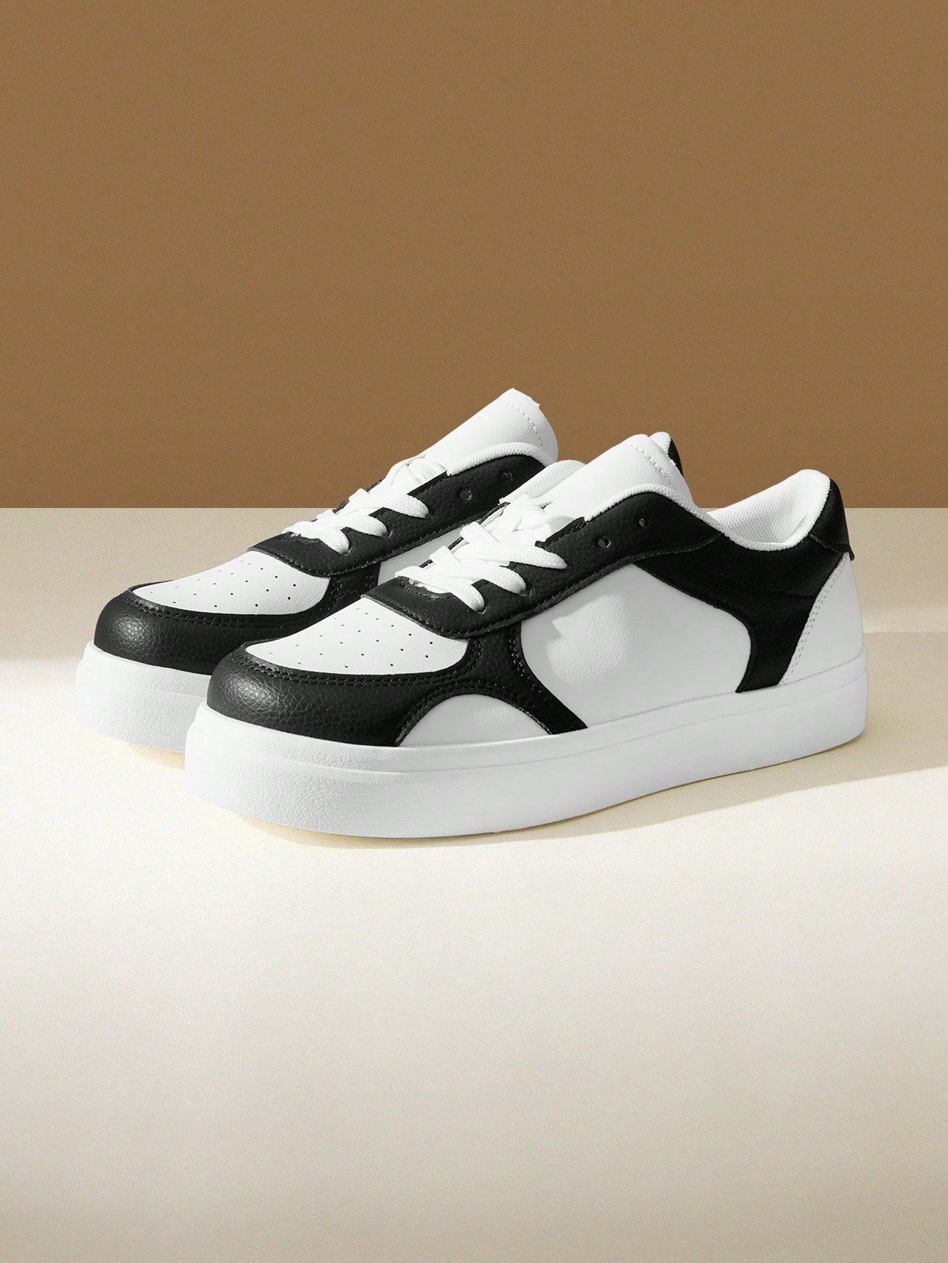 cuccoo easi أحذية رياضية كاجوال من الجلد الصناعي بتصميم سهل ومريح للاستخدام اليومي والخارجي، بتصميم تنفس وربط بالأربطة، بنقشة دائرية وقاعدة سميكة، باللونين الأسود والأبيض cuccoo easi أحذية رياضية كاجوال من الجلد الصناعي بتصميم سهل ومريح للاستخدام اليومي والخارجي، بتصميم تنفس وربط بالأربطة، بنقشة دائرية وقاعدة سميكة، باللونين الأسود والأبيض