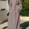 dazy فستان طويل فضفاض كاجوال للنساء بلون موحد وياقة على شكل حرف v وأكمام طويلة وتصميم مطوي