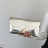حقيبة كلاتش فاخرة ذات غلاف جديدة لربيع 2026، حقيبة أنيقة للحفلات ذات إبزيم معدني بسيط وعملي، حقيبة يد نسائية ذات سعة كبيرة بلون أحادي 11