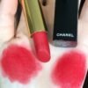 chanel أحمر شفاه كوميت إصدار محدود، 3.5 غرام. لمسة نهائية ساتانية فاخرة، تناسب جميع ألوان البشرة، مثالية للاستخدام اليومي. طولها 158 سم. 2