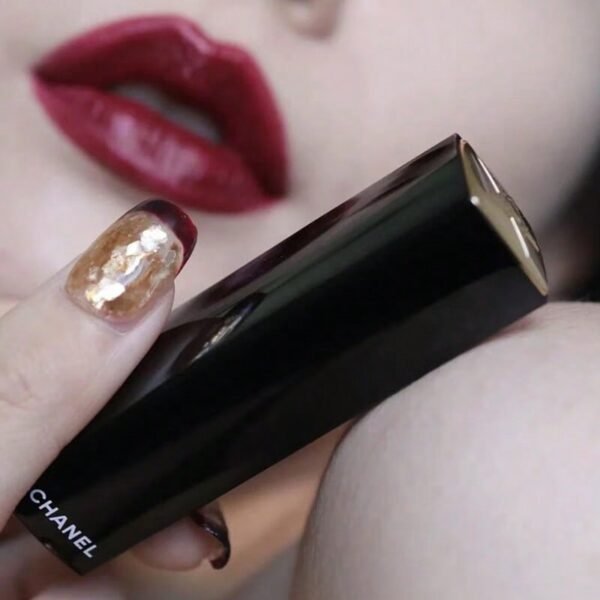 chanel أحمر شفاه كوميت إصدار محدود، 3.5 غرام. لمسة نهائية ساتانية فاخرة، تناسب جميع ألوان البشرة، مثالية للاستخدام اليومي. طولها 158 سم. 4