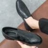 أحذية لوفر رجالية سوداء بدون رباط بتصميم بروغ، أحذية رسمية أنيقة للرجال، موكاسين بلون موحد ناعمة ومريحة، أحذية قيادة عصرية بدون رباط بمقدمة مدببة، أحذية ديربي خفيفة الوزن، أحذية عمل جلدية، أحذية مكتبية متعددة الاستخدامات مصنوعة يدويًا لخبراء تصفيف الشعر ف 6