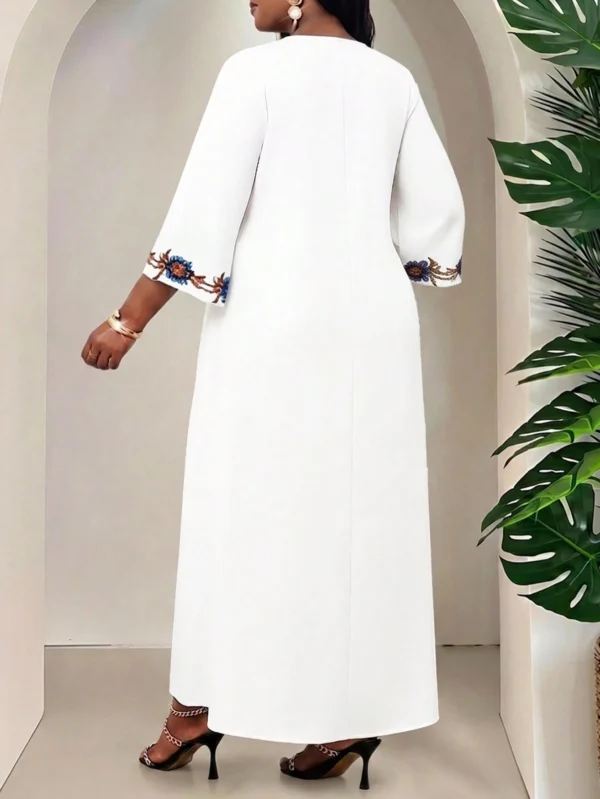 shein lady فستان كاجوال للعطلات مطبوع بالزهور مع فتحة في الرقبة مقاس كبير 2