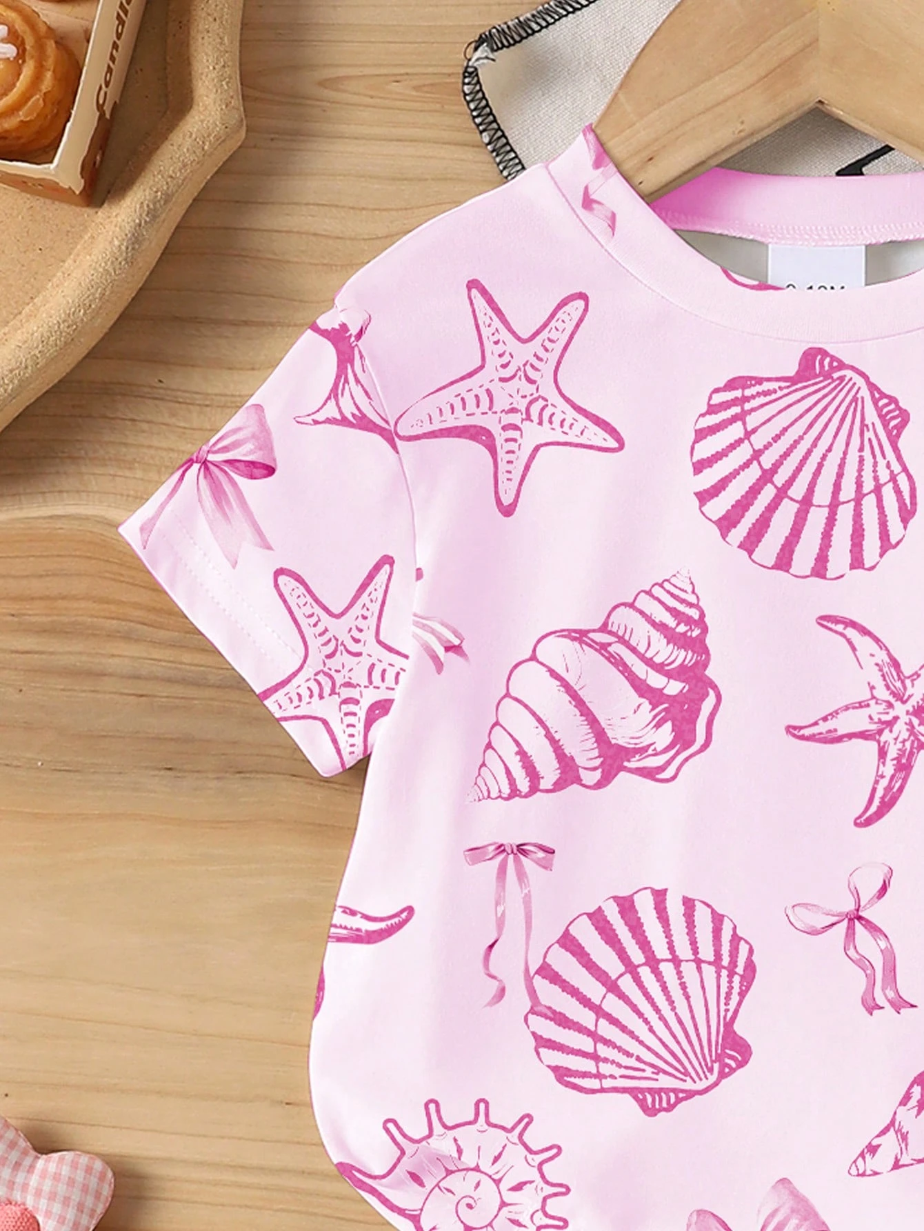 elladie kids مجموعة قميص كم قصير وشورت للبنات الرضع بطبعات صدفة وجنجل البحر وفيونكة، أسلوب عطلة عفوي بسيط، مناسبة للعطلات والأنشطة الخارجية، صيفي 19