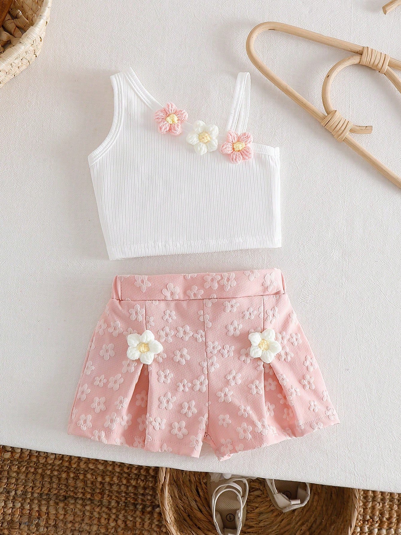 shein elladie kids ملابس صيفية كيوت للبنات الرضع من قطعتين، تتكون من ملابس علوية كتف واحد مزخرفة بالأزهار باللونين الوردي والأبيض، وشورت بخصر مطاطي، مناسبة لملابس عيد الميلاد 3