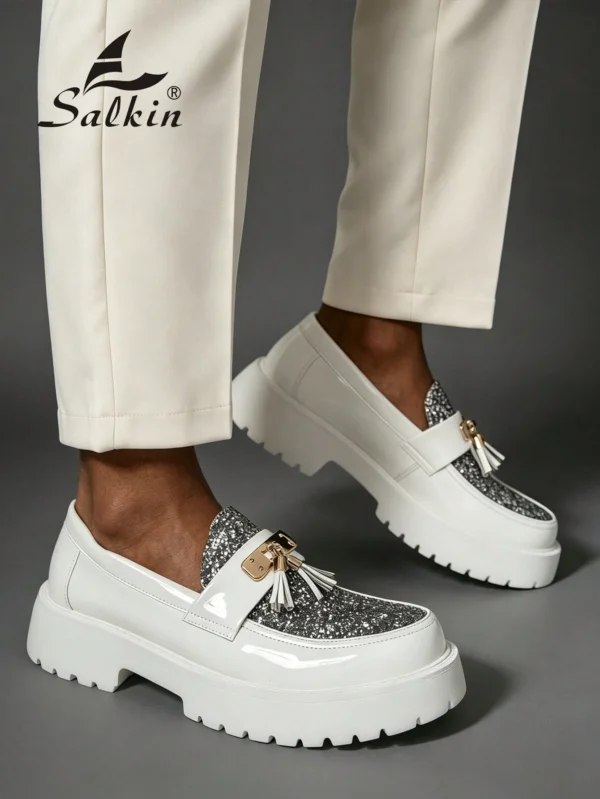 salkin أحذية رجالية جديدة من المصمم، موديل لوفرز سهل الارتداء، أحذية رسمية أنيقة للرجل مع زخرفة من الترتر والتصميم المزين بالشرابات. جلد علوي ناعم ومريح، قاعدة مانعة للانزلاق، أحذية كاجوال خفيفة الوزن. أحذية رسمية مناسبة للأعمال والحفلات والزفاف، مناسبة ل 9