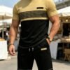 قميص رجالي برقبة دائرية وأكمام قصيرة بتصميم متباين باللونين الكاكي والأسود، مع شورت أسود من نفس السلسلة بأسلوب أنيق، طقم من قطعتين، قماش بوليستر 100% خفيف الوزن، طقم رياضي قابل للتنفس وسريع الجفاف، مناسب للارتداء في الصيف، قماش خفيف الوزن وقابل للتنفس 3