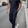 kolrap طقم رجالي كاجوال أساسي، تي شيرت أكمام قصيرة مخطط باللونين الأسود والأبيض + بنطلون رياضي بحبل شد، طقم مكون من قطعتين، صيفي 2