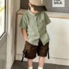 shein genkimix kids قميص كاجوال أحادي الصدر بأكمام قصيرة، لون سادة، للأولاد الصغار عمر 4 سنوات 5