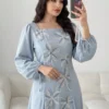 al najma فستان أنيق أزرق طويل الأكمام مع تطريز على الرقبة المربعة مقاس كبير 4