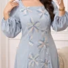 al najma فستان أنيق أزرق طويل الأكمام مع تطريز على الرقبة المربعة مقاس كبير 3
