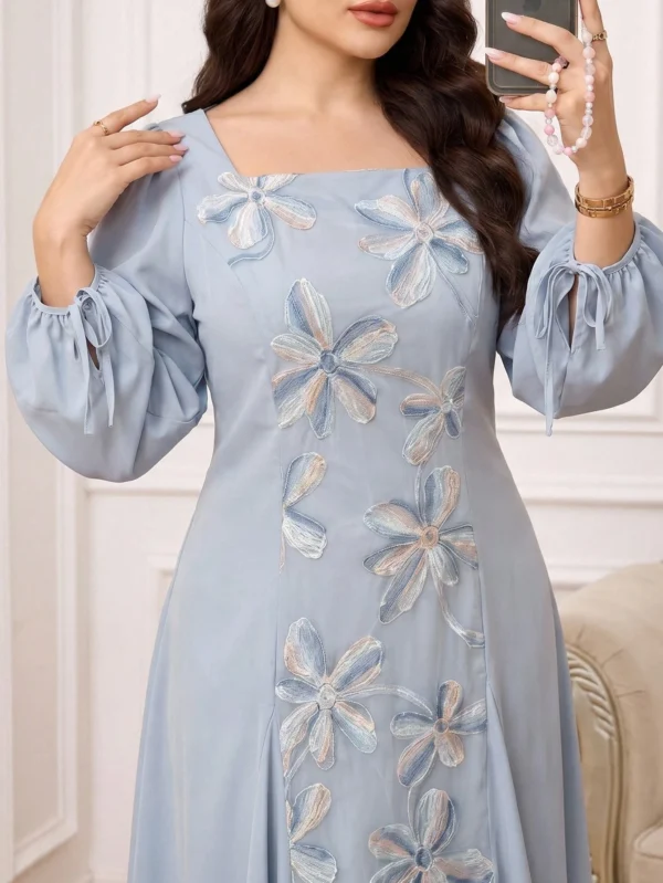 al najma فستان أنيق أزرق طويل الأكمام مع تطريز على الرقبة المربعة مقاس كبير 3