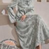 al najma فستان طويل الأكمام مزخرف بالخرز ذو ياقة مندرين فاخرة من نسيج جاكار بلون البرغندي، للربيع/الصيف al najma فستان طويل الأكمام مزخرف بالخرز ذو ياقة مندرين فاخرة من نسيج جاكار بلون البرغندي، للربيع/الصيف