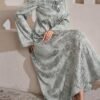 al najma فستان طويل الأكمام مزخرف بالخرز ذو ياقة مندرين فاخرة من نسيج جاكار بلون البرغندي، للربيع/الصيف 10