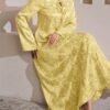 al najma فستان طويل الأكمام مزخرف بالخرز ذو ياقة مندرين فاخرة من نسيج جاكار بلون البرغندي، للربيع/الصيف 2