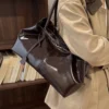 حقيبة يد نسائية من جلد البولي يوريثان ذات لون أحادي، موضة جديدة كلاسيكية للإبط، جلد مصقول لامع، سعة كبيرة، مناسبة للعمل المكتبي والأعمال والمواعدة والتسوق والخروجات والعطلات وحقيبة الأم، هدية للصديقة، استخدام يومي للنساء 9