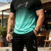 طقم رجالي كاجوال بتصميم تدرج لوني وطباعة حروف، ملابس علوية برقبة دائرية وأكمام قصيرة مع شورت برباط، ملابس كاجوال مريحة، 100% بوليستر، قماش خفيف الوزن وقابل للتنفس، مناسب للارتداء في الصيف طقم رجالي كاجوال بتصميم تدرج لوني وطباعة حروف، ملابس علوية برقبة دائرية وأكمام قصيرة مع شورت برباط، ملابس كاجوال مريحة، 100% بوليستر، قماش خفيف الوزن وقابل للتنفس، مناسب للارتداء في الصيف