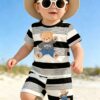 playful pals مجموعة ملابس طفل ولد مكونة من 2 قطعة: تي شيرت بياقة دائرية بأكمام قصيرة مزين بطباعة الدب والخطوط + شورت أزرق داكن، مناسبة للخروجات الصيفية 5
