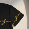 shein طقم بنطلون قصير وقميص أسود بياقة دائرية وطباعة شعار الملك للأطفال الرضع والصغار، إطلالة كاجوال 7
