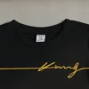 shein طقم بنطلون قصير وقميص أسود بياقة دائرية وطباعة شعار الملك للأطفال الرضع والصغار، إطلالة كاجوال 8