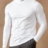 manfinity homme قميص تي شيرت كاجوال للرجال بياقة عالية وطباعة حرفية، أكمام طويلة باللون الأبيض، للخريف 7
