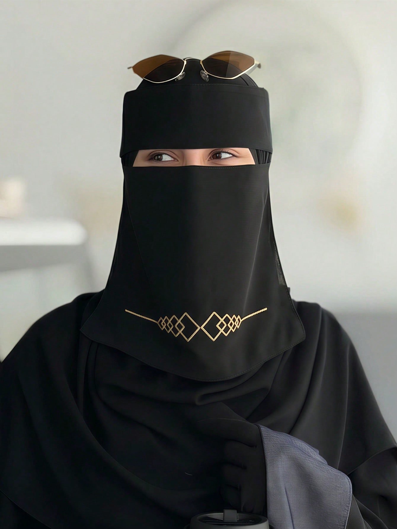 قطعة واحدة نقاب نسائي بلون أحادي مع فيونكة ذهبية مطبوعة بالزهور، وشاح رأس خفيف قابل للتنفس، أسود، للشاطئ والعطلات 2