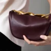 chicvue حقيبة هلالية ذات مقبض معدني متموج من الجلد الأحمر الداكن اللامع | حقيبة يد صغيرة وحقيبة كروس 2 في 1 | محفظة هاتف فاخرة 18 سم | تصميم فني متخصص | حقيبة كتف قابلة للفصل | حقيبة تسوق وحقيبة مناسبة للخروج في فصل الخريف/الشتاء | حقيبة سهرة | حقيبة إكسس 5