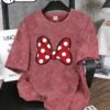 disney تي شيرت نسائي من ديزني، طباعة فيونكة ميني الحمراء المنقطة، تي شيرت قصير الأكمام مغسول بطراز عتيق، مناسب للارتداء في الأماكن الخارجية، ملابس علوية صيفية كاجوال للنساء 2