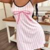 طقم بيجامة نسائي sweetslumber بفيونكة حلوة ومخطط بألوان متباينة، طقم استرخاء لطيف بفيونكة، طقم بيجامة قصير للنساء، ملابس استرخاء صيفية بفيونكة، فستان نوم بيبي دول بطبعة فيونكة مخططة باللون الوردي والأبيض، ملابس نوم داخلية لطيفة 8
