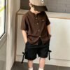 shein genkimix kids قميص كاجوال أحادي الصدر بأكمام قصيرة، لون سادة، للأولاد الصغار عمر 4 سنوات 3
