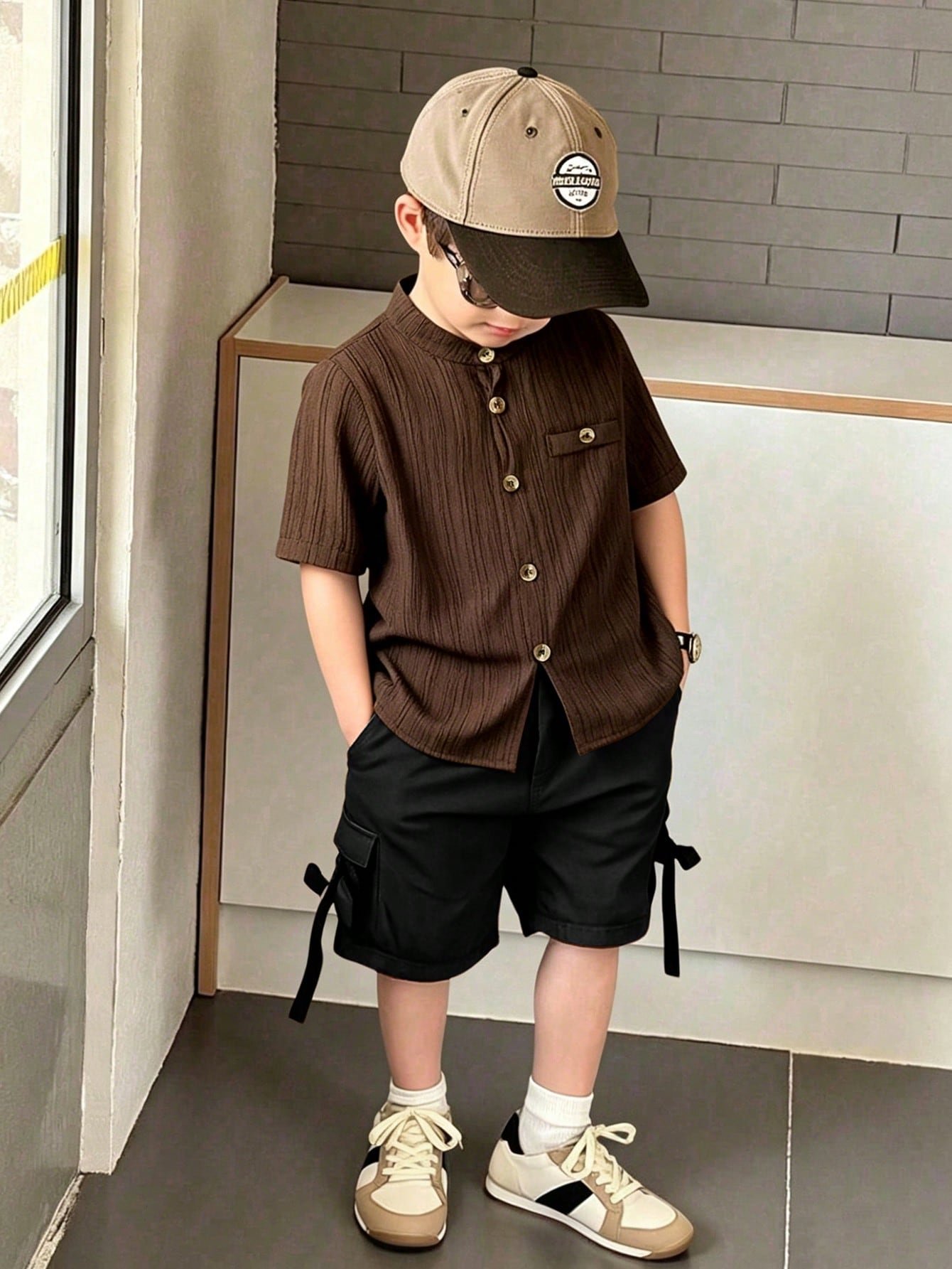 shein genkimix kids قميص كاجوال أحادي الصدر بأكمام قصيرة، لون سادة، للأولاد الصغار عمر 4 سنوات 3