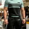 قميص رجالي برقبة دائرية وأكمام قصيرة بتصميم متباين باللونين الكاكي والأسود، مع شورت أسود من نفس السلسلة بأسلوب أنيق، طقم من قطعتين، قماش بوليستر 100% خفيف الوزن، طقم رياضي قابل للتنفس وسريع الجفاف، مناسب للارتداء في الصيف، قماش خفيف الوزن وقابل للتنفس 5