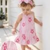 shein 1 قطعة فستان صيفي للبنات الصغيرات بألوان أبيض ووردي بتصميم كتل لونية، طراز منعش وحلو بطبعة زهرة الخبيزة، بحمالات رفيعة وكشكشة، قصة فضفاضة ومريحة، مناسب للخروجات اليومية والرحلات العادية وعطلات الشاطئ والتجمعات العائلية وجلسات التصوير 3