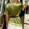flora isola flora isola بلوزة نسائية كاجوال لعطلات الربيع/الصيف بياقة على شكل حرف v وتفاصيل دانتيل متباينة وحافة غير متماثلة بلون موحد وأكمام قصيرة 2
